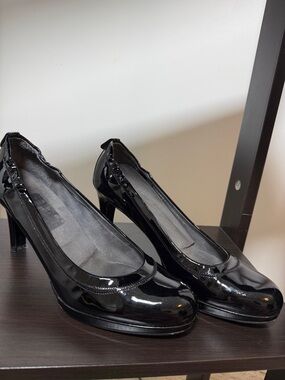 STUART WEITZMAN | Black Patent Leather Scrunch Toe Pumps